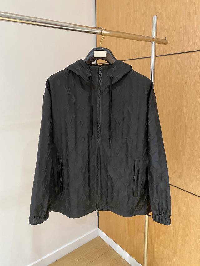 Lv 2025秋冬新款薄棉夹克外套，原单狠货 意大利进口面料，欧洲专柜同步，上身更随意大方，提花设计，专柜原版五金奢华高档定制配饰新作！奢华品牌特质Logo点缀