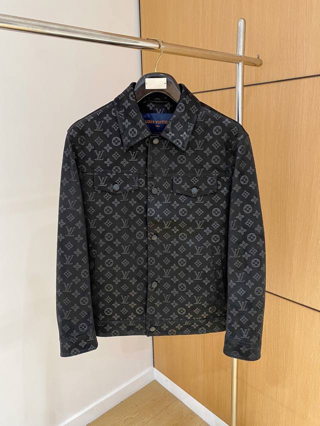 Lv 2025秋冬新款薄棉牛仔夹克外套，原单狠货 意大利进口麂皮面料，欧洲专柜同步，上身更随意大方，压花设计，专柜原版五金奢华高档定制配饰新作！奢华品牌特质Lo