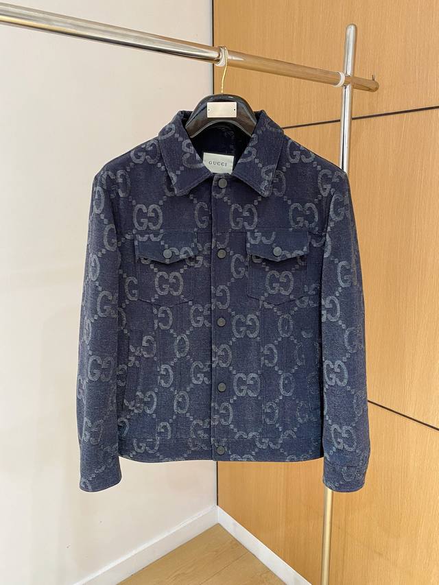 古驰Gucci 2025秋冬新款薄棉牛仔夹克外套，原单狠货 意大利进口牛仔面料，欧洲专柜同步，上身更随意大方，提花设计，专柜原版五金奢华高档定制配饰新作！奢华品