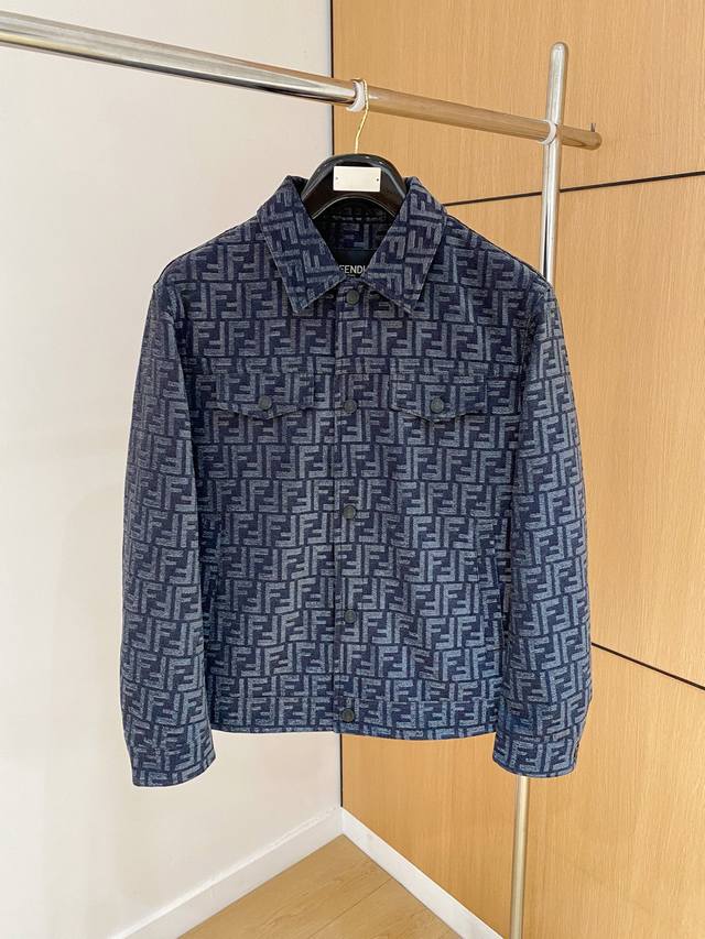 芬迪Fendi 2025秋冬新款薄棉牛仔夹克外套，原单狠货 意大利进口面料，欧洲专柜同步，上身更随意大方，提花设计，专柜原版五金奢华高档定制配饰新作！奢华品牌特