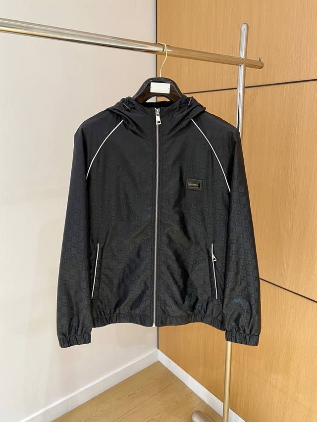 古驰Gucci 2025秋冬新款薄棉夹克外套，原单狠货 意大利进口面料，欧洲专柜同步，上身更随意大方，专柜原版五金奢华高档定制配饰新作！奢华品牌特质Logo点缀