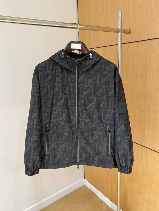 芬迪Dendi 2025秋冬新款薄棉夹克外套，原单狠货 意大利进口面料，欧洲专柜同步，上身更随意大方，专柜原版五金奢华高档定制配饰新作！提花工艺，奢华品牌特质L