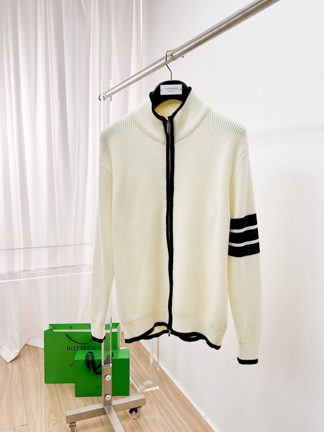 汤姆布朗2025新款开衫针织毛衣！经典永不过时！外观简洁干净，秋日可以单穿，深冬最为内搭！定制进口高支数羊毛混纺面料，经过柔顺处理，亲肤不扎！同时具有良好的保暖