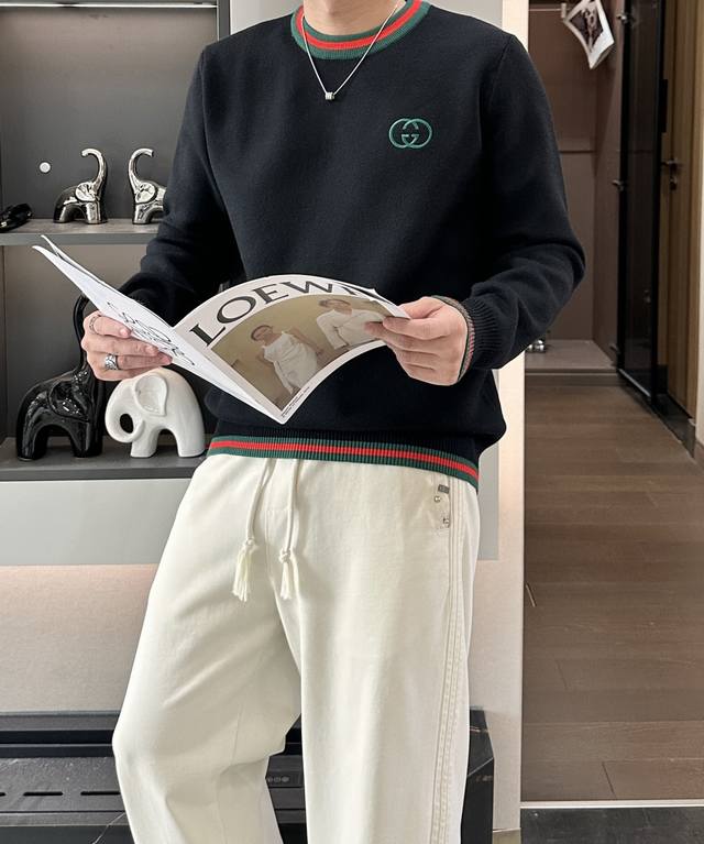 Gucc 重磅推荐！2025Aw秋冬新款 专柜同步 时尚经典针织衫 秋冬必备款 采用针织衫加厚毛衣，精致简洁大方 品牌元素点缀设计 没有过多复杂的工艺 玩的就是