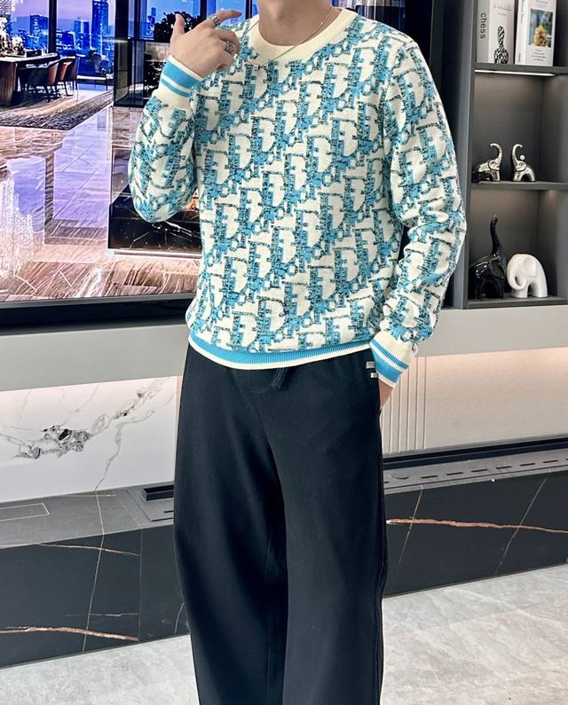 Dior 重磅推荐！2025Aw秋冬新款 专柜同步 时尚经典针织衫 秋冬必备款 采用针织衫加厚毛衣，精致简洁大方 品牌元素点缀设计 没有过多复杂的工艺 玩的就是
