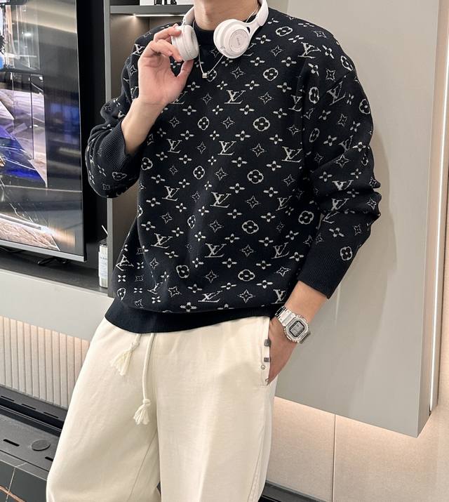 Lv 重磅推荐！2025Aw秋冬新款 专柜同步 时尚经典针织衫 秋冬必备款 采用针织衫加厚毛衣，精致简洁大方 品牌元素点缀设计 没有过多复杂的工艺 玩的就是设计