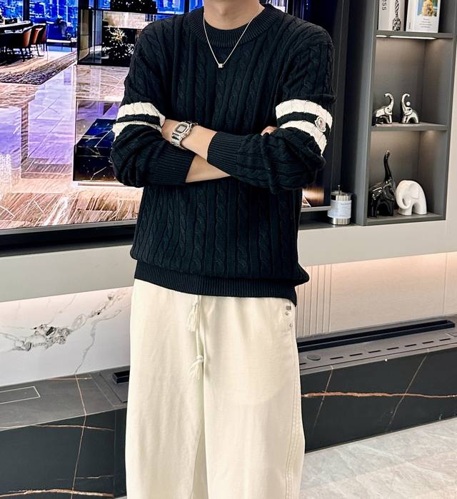 蒙口 重磅推荐！2025Aw秋冬新款 专柜同步 时尚经典针织衫 秋冬必备款 采用针织衫加厚毛衣，精致简洁大方 品牌元素点缀设计 没有过多复杂的工艺 玩的就是设计