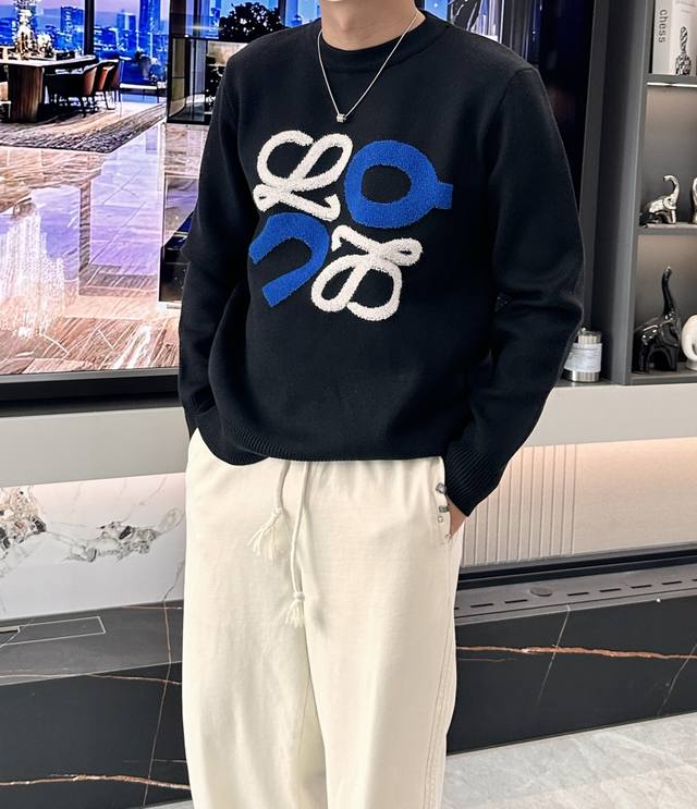 Loewe 重磅推荐！2025Aw秋冬新款 专柜同步 时尚经典针织衫 秋冬必备款 采用针织衫加厚毛衣，精致简洁大方 品牌元素点缀设计 没有过多复杂的工艺 玩的就