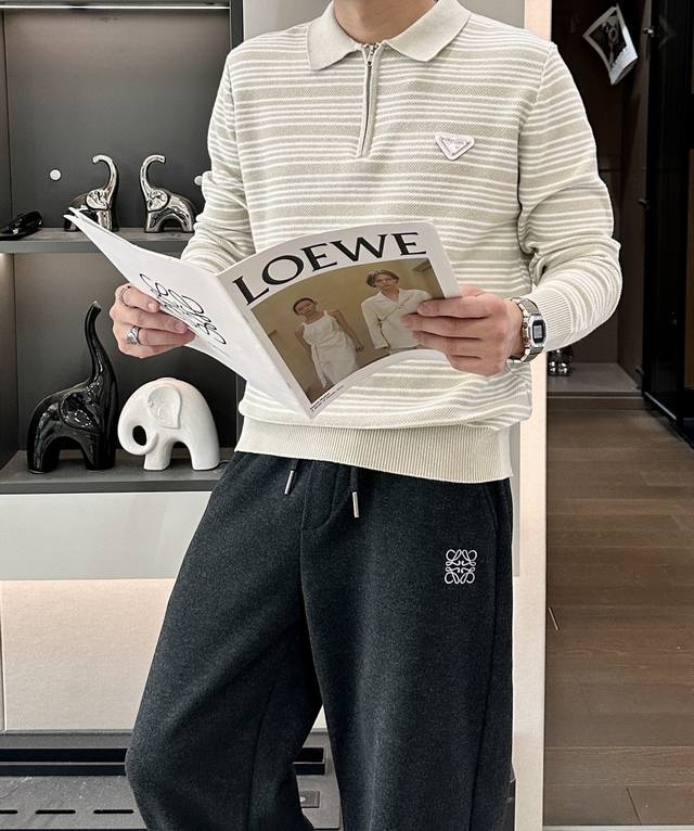 prad 2025秋冬 高级定制 都市风十足 经典简约大气翻领针织毛衣。 采用进口羊毛混纺面料 柔软细腻 男人的衣柜都少不了基础款 随时随地都可以拿来搭配各种服