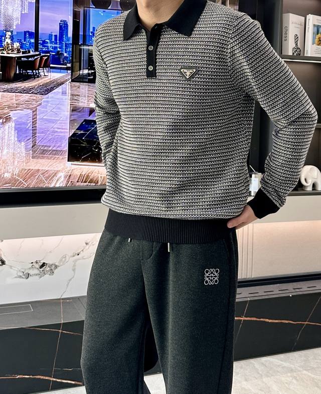 prad 2025秋冬 高级定制 都市风十足 经典简约大气翻领针织毛衣。 采用进口羊毛混纺面料 柔软细腻 男人的衣柜都少不了基础款 随时随地都可以拿来搭配各种服
