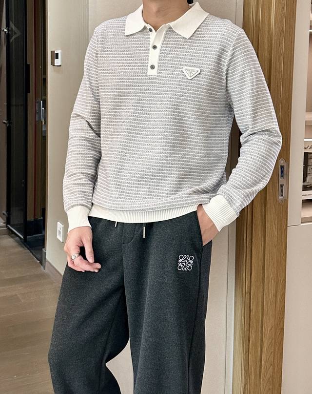 prad 2025秋冬 高级定制 都市风十足 经典简约大气翻领针织毛衣。 采用进口羊毛混纺面料 柔软细腻 男人的衣柜都少不了基础款 随时随地都可以拿来搭配各种服