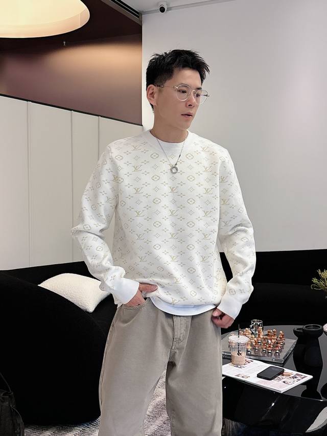 Lv 2025秋冬最新品羊毛混纺毛衣，专柜同步有售原单狠货，时尚休闲开衫毛衣，上身很有特点！吸睛而有亮点，进口原版面料，亲肤透气，顶级印花工艺字母图案Logo，