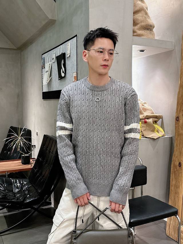 蒙口 2025秋冬最新品羊毛混纺毛衣，专柜同步有售原单狠货，时尚休闲开衫毛衣，上身很有特点！吸睛而有亮点，进口原版面料，亲肤透气，顶级印花工艺字母图案Logo，