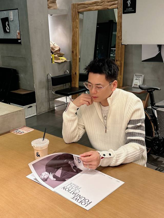 Tb 2025秋冬最新品羊毛混纺毛衣，专柜同步有售原单狠货，时尚休闲开衫毛衣，上身很有特点！吸睛而有亮点，进口原版面料，亲肤透气，顶级印花工艺字母图案Logo，