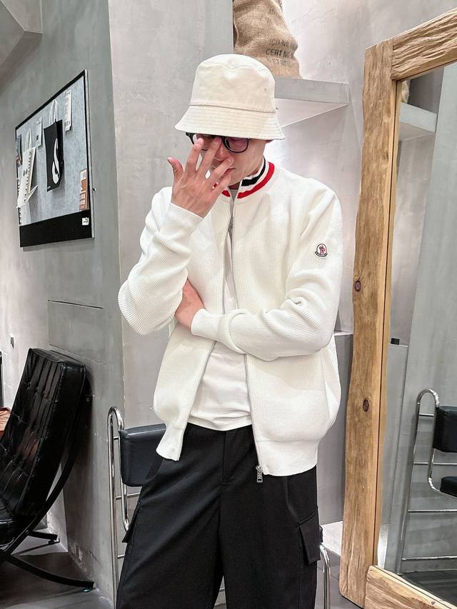 蒙口 高领开衫羊毛衣针织衫，绝对值得入手的一件，羊绒针织闻名世界，进入秋冬季真的可以让它家横着走，每一款都是天花板级别的！这款羊绒衫就是很经典的基础款，纯色的高