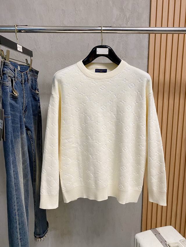 Lv 2025秋冬新款针织羊毛衫 高品质意大利进口羊毛混纺面料，高密度针织，时尚百搭毛衣，帅气十足。经典Logo提花款。耐穿不易变形，版型，各种风格都能轻松Ho