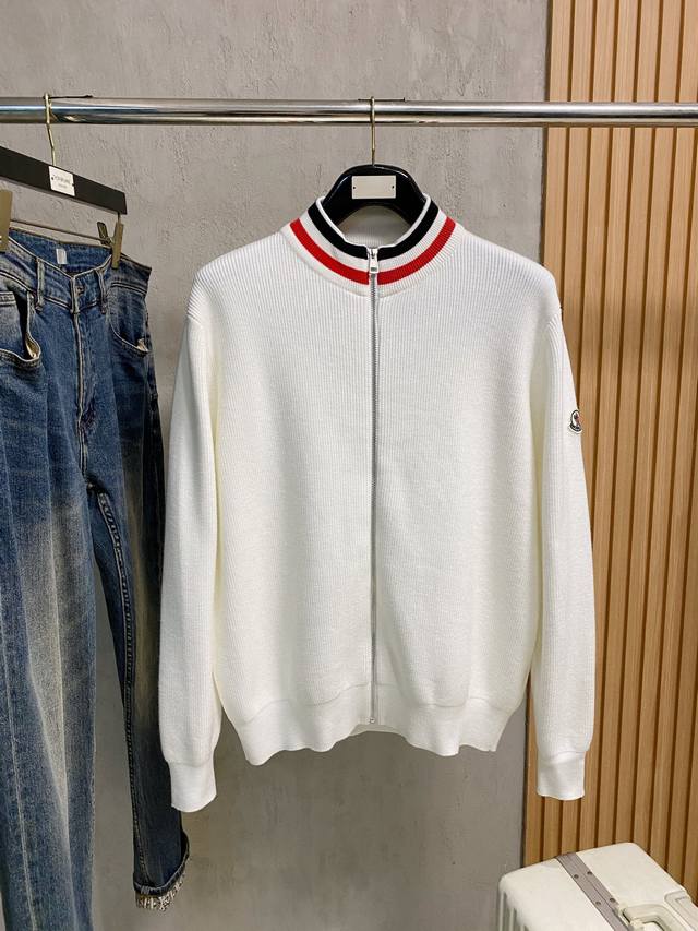 蒙口 2025秋冬新款针织羊毛衫 高品质意大利进口羊毛混纺面料，高密度针织，时尚百搭毛衣，帅气十足。经典Logo提花款。耐穿不易变形，版型，各种风格都能轻松Ho