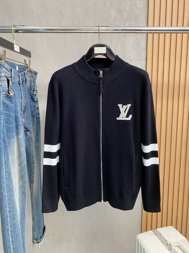 Lv 2025秋冬新款针织羊毛衫 高品质意大利进口羊毛混纺面料，高密度针织，时尚百搭毛衣，帅气十足。经典Logo提花款。耐穿不易变形，版型，各种风格都能轻松Ho