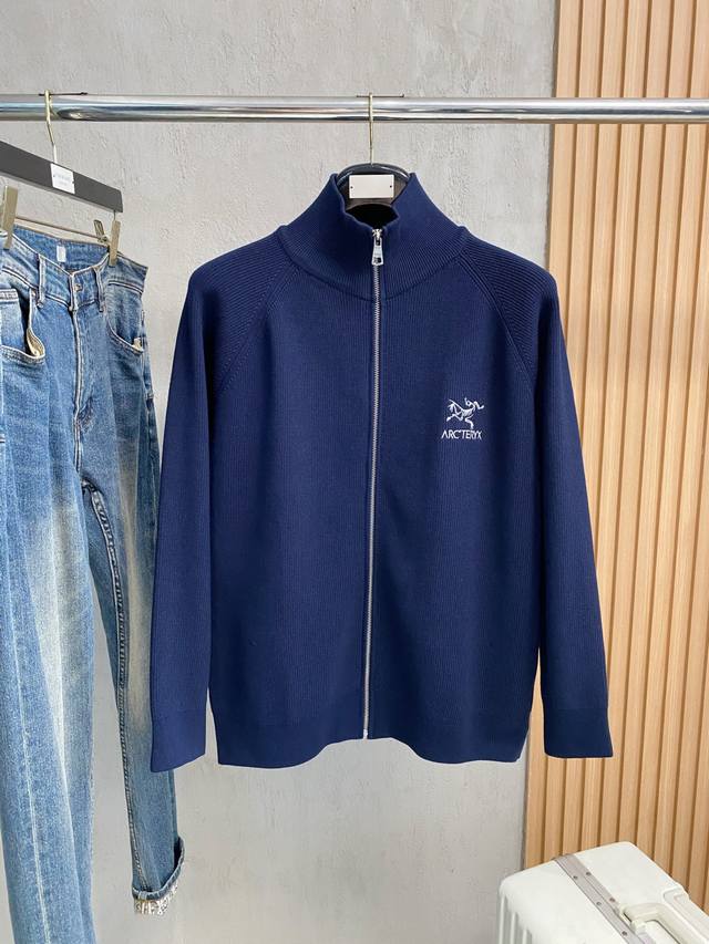 2025秋冬新款针织羊毛衫 高品质意大利进口羊毛混纺面料，高密度针织，时尚百搭毛衣，帅气十足。经典Logo提花款。耐穿不易变形，版型，各种风格都能轻松Hold住