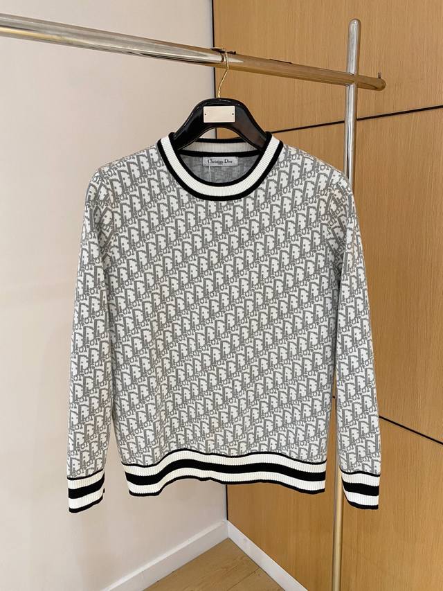 迪奥 2025秋冬新款羊毛毛衣 高品质意大利进口羊毛混纺面料，高密度针织，时尚百搭毛衣，帅气十足。经典Logo标志 更耐穿更加不易变形，专柜版型，各种风格都能轻