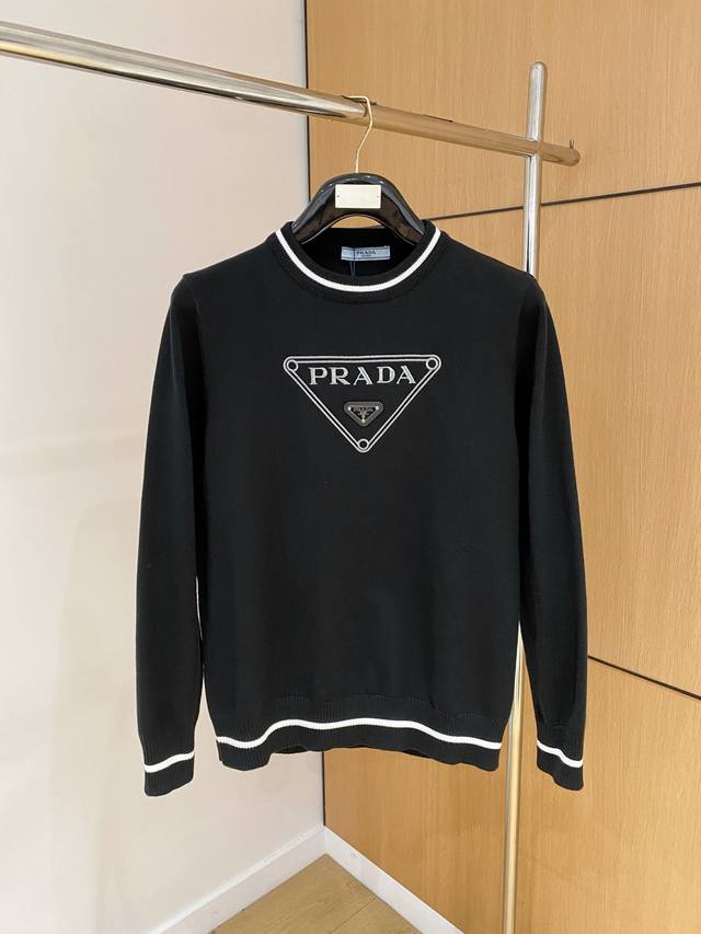 普拉达 2025秋冬新款羊毛毛衣 高品质意大利进口羊毛混纺面料，高密度针织，时尚百搭毛衣，帅气十足。经典Logo标志 更耐穿更加不易变形，专柜版型，各种风格都能