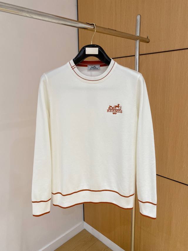 爱马仕 2025秋冬新款羊毛毛衣 高品质意大利进口羊毛混纺面料,高密度针织,时尚百搭毛衣,帅气十足。经典Logo标志 更耐穿更加不易变形,专柜版型,各种风格都能 爱马仕 2025秋冬新款羊毛毛衣 高品质意大利进口羊毛混纺面料,高密度针织,时尚百搭毛衣,帅气十足。经典Logo标志 更耐穿更加不易变形,专柜版型,各种风格都能