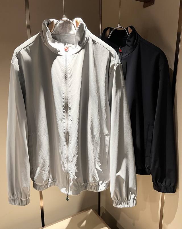 Kiton 双面穿！2025秋冬新款男士休闲夹克，采用进口专属聚酯纤维面料！！简单Logo标识五金设计！代表品牌形象 简洁舒适的款式，线条感粗细均匀饱满，精致细