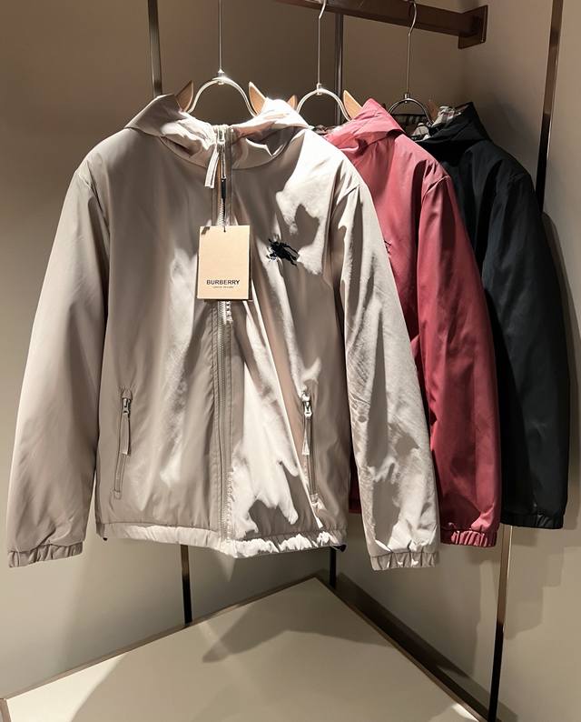 Burber*Y巴*莉2025秋冬新品棉服夹克外套重磅来袭，最近比较火热聚酯纤维面料制作而成，高端户外运动休闲系列，非常火热运动风潮！Bur最新研发的特殊材质，