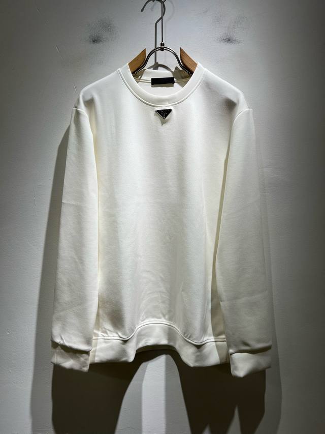 最大穿240斤 prad*A普*达2025秋冬新款男女同款卫衣，最新款全网独家首上！！~既经典有时尚百搭，谁不爱啊，将经典再次展现，非常的耐看，自带低奢光环与辨