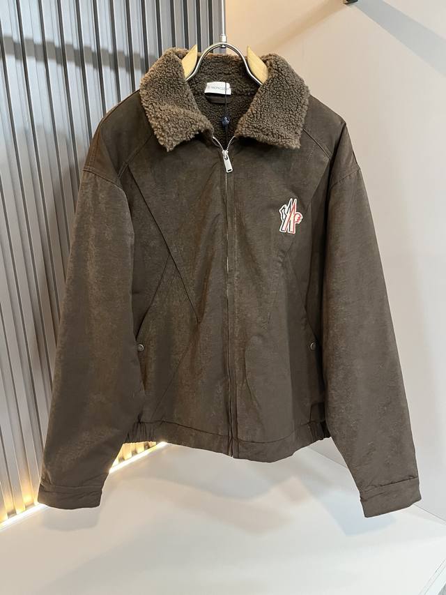 Monc*Ler蒙*口 2025秋冬经典羊羔毛夹克外套，都市时尚休闲款！面料超软面料帅酷爆款夹克外套。时尚都市百搭款款，上身透气而且时尚靓丽，淡淡光泽，质感独特