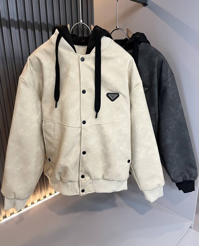 prad*A 普*达2025秋冬男女同款棉服服外套，现货 prad* 面料夹克 防水服保暖外套！prada将经典prada Linea Rossa再次推出市场，