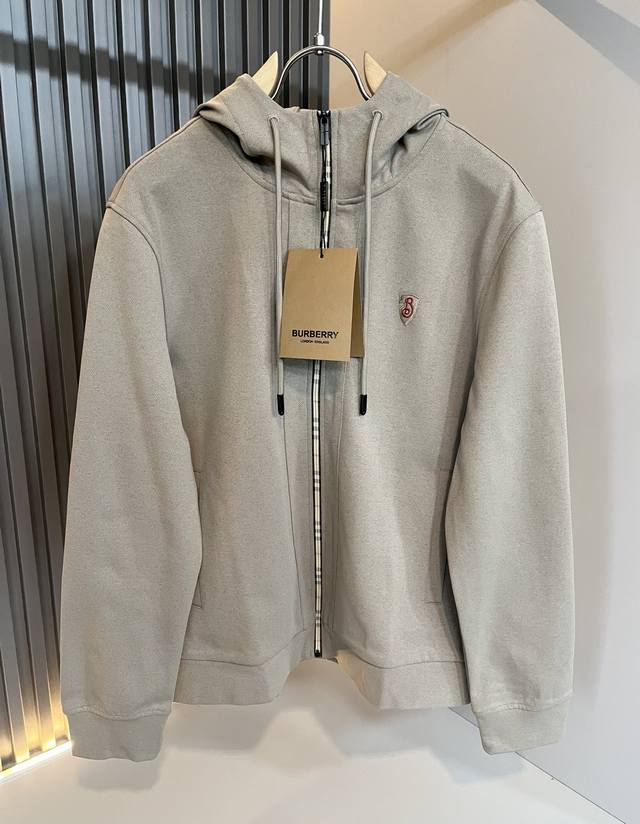 Bur*Erry 巴*莉 2025秋冬新款男士休闲套装，品牌最新设计元素！既不单调也不复杂，好处的展现品味！客供顶级纯棉面料！衣身Logo图案刺绣设计！舒适吸汗