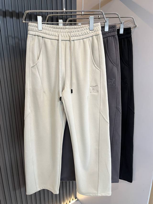 Louls**Vultt*N路易*登 2025秋冬新款松紧腰休闲裤 ！前后标识Logo图案修饰！劈裂度达到最高级别，定制纯棉面料光滑柔顺 垂顺感极佳 人体穿上去