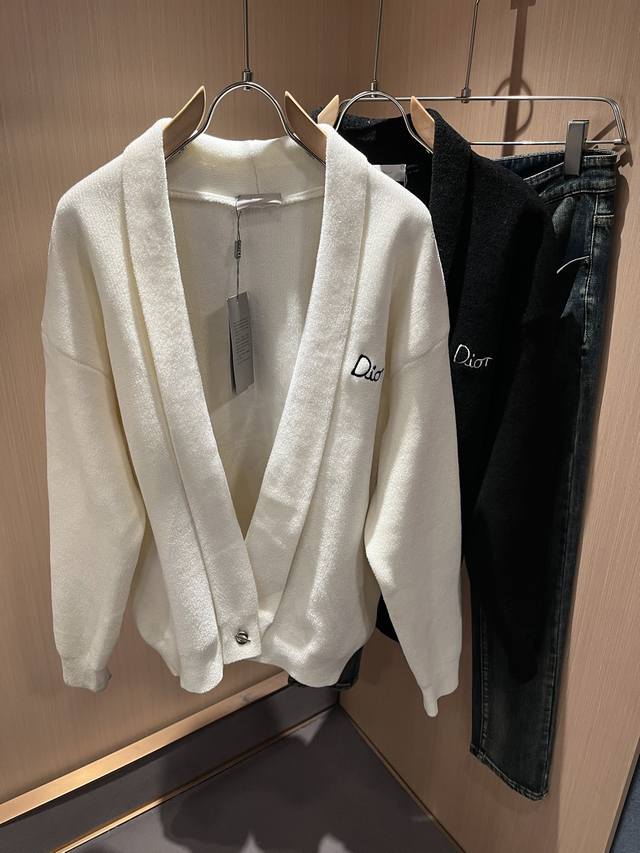 Dio*迪家 2025秋冬新款男女同款针织羊毛开衫，专柜同步发售！定制专属羊毛面料，从容百搭，档次极高，完美融入时尚还有风情感一款完美符合外穿的顶尖时髦气质款！