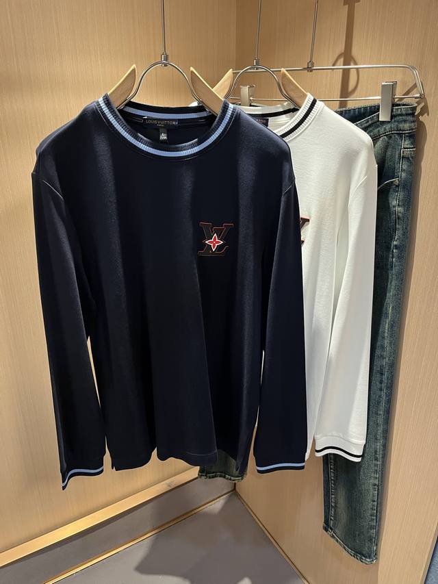 Louisvuitt*路易*登 2025秋冬新款男士长袖打底衫，非常时髦前卫Logo徽章修饰！区别于以往的不同，宣示品牌传承多年的设计理念！其吸睛度完全不亚于任