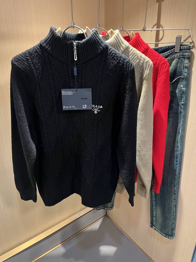 prad*A普*达2025秋冬新款男士针织羊毛衫，最新款全网独家首上！！~既经典有时尚百搭，谁不爱啊，将经典再次展现，非常的耐看，自带低奢光环与辨识度！pr*D