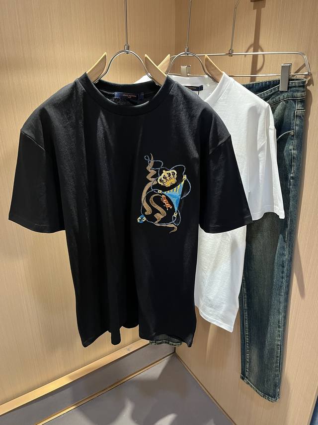 Louisvuitt*路易*登 2026春夏全新系列单品上线，非常时髦前卫的一款男女同款短袖T恤，标识Logo图案刺绣修饰！区别于以往的不同，宣示品牌传承的设计