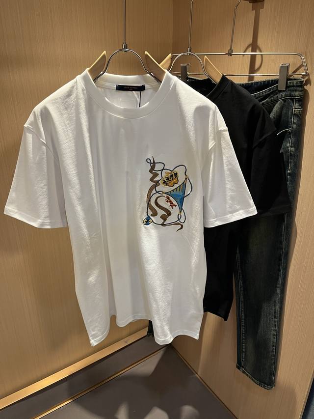 Louisvuitt*路易*登 2026春夏全新系列单品上线，非常时髦前卫的一款男女同款短袖T恤，标识Logo图案刺绣修饰！区别于以往的不同，宣示品牌传承的设计