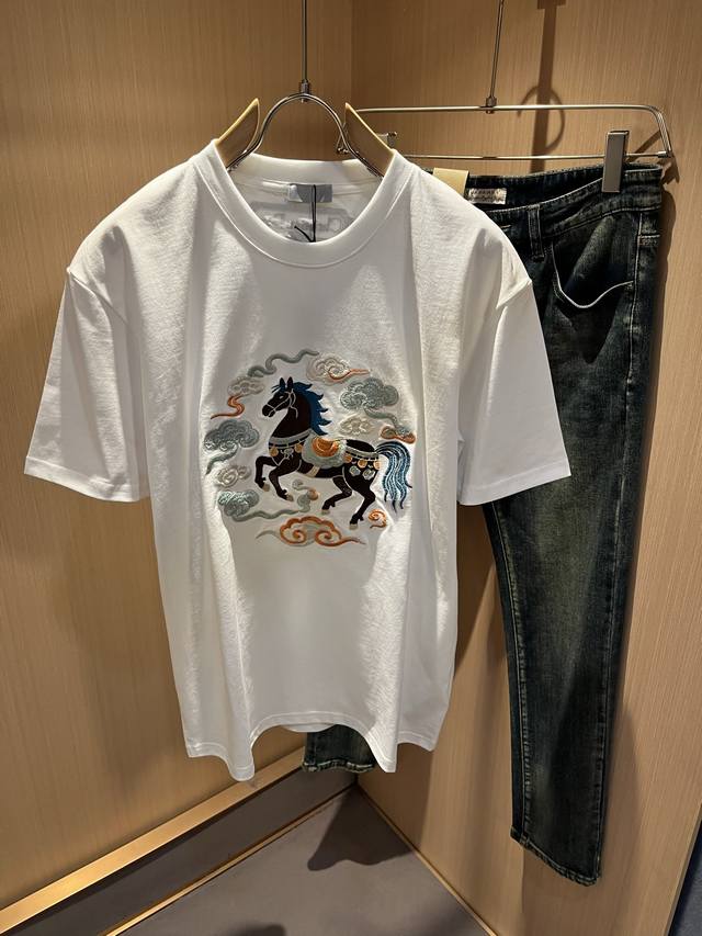 Dio*迪家 2026春夏新款男女同款短袖T恤，专柜同步发售！定制专属260克纯棉面料，定制原版工艺螺纹，胸前Logo图案刺绣工艺设计！简约大方，从容百搭，档次