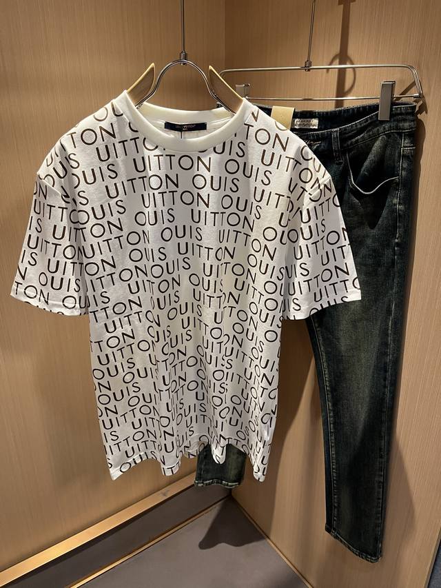 Louisvuitt*路易*登 2026春夏全新系列单品上线，非常时髦前卫的一款男女同款短袖T恤，标识Logo图案印花修饰！区别于以往的不同，宣示品牌传承的设计