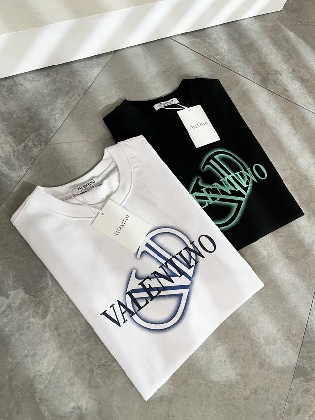 Valenti*O华伦*奴～柜台款、2026春夏新款短袖T恤，胸前Logo印花设计！简单时尚而年轻，百搭风格，上身感很年轻优雅！永远不会过时。各大柜台同步上市，