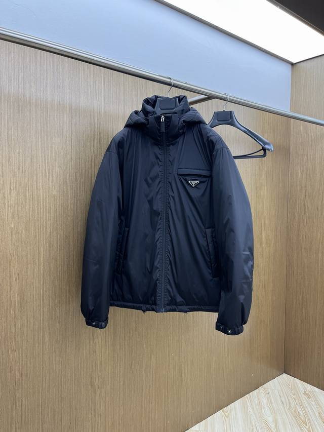 秋冬羽绒 pd 羽绒服2025最新款时尚羽绒外套. 帽子可拆卸 处处细节显工艺足够的高级 结构性剪裁的设计改变来展现男士多样的形象变化，修身利落、剪裁合体，Fs