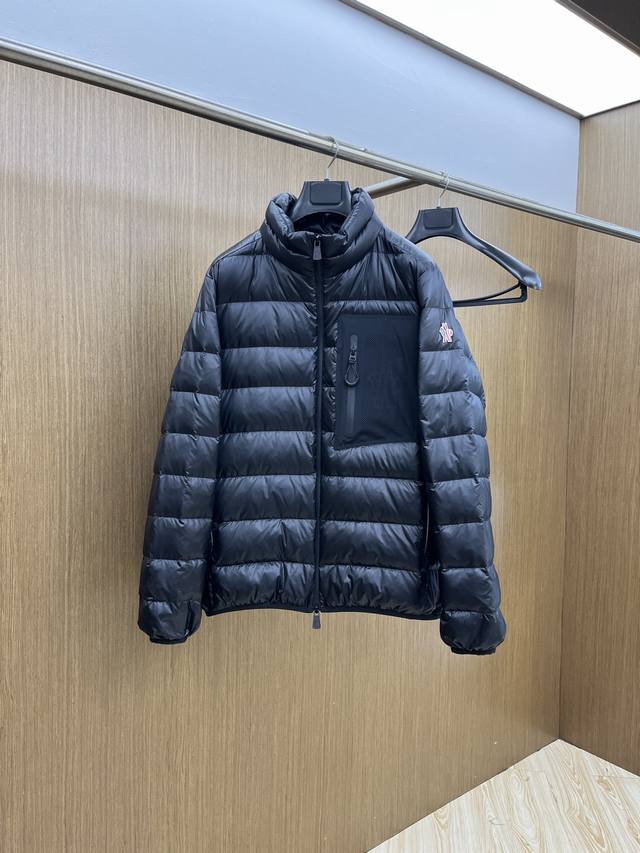 秋冬羽绒 Mon 2540最新款时尚设计师款羽绒外套 冬季顶级轻奢羽绒服，上臂经典Logo爆款羽绒服，90#白鸭绒填充，处处细节显工艺足够的高级 结构性剪裁的设