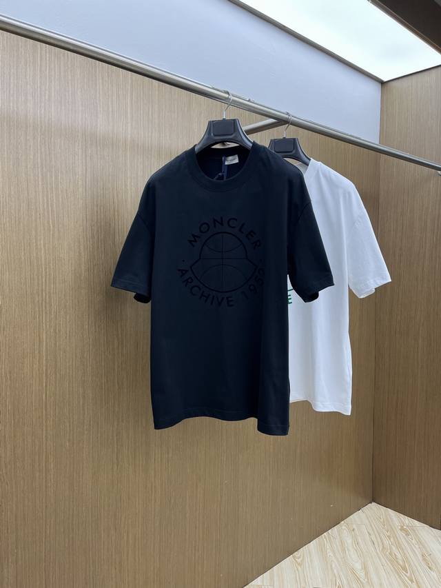 早春 Mon 2540春夏新款简约字母印花短袖 双纱纯棉面料 多元化搭配 是眼下时尚前沿的创新趋势 复古与现代化元素的碰撞 极端的暴力美学。时尚搭配 三标齐全