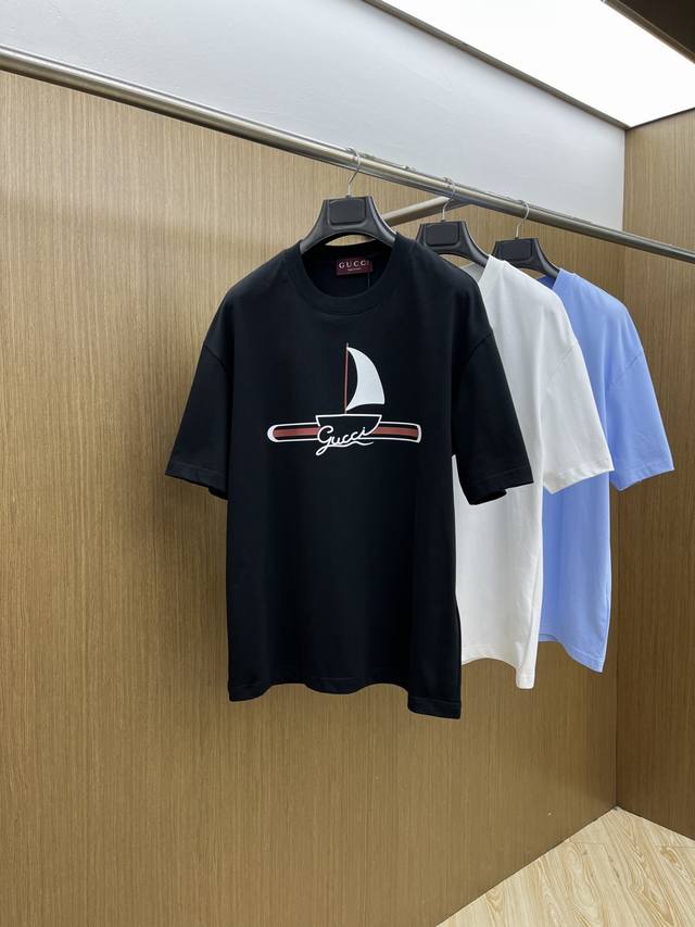 早春 Guc 2540春夏新款简约字母印花短袖 双纱纯棉面料 多元化搭配 是眼下时尚前沿的创新趋势 复古与现代化元素的碰撞 极端的暴力美学。时尚搭配 三标齐全