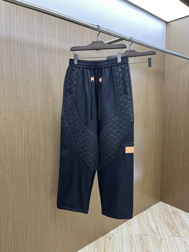秋冬 Lv 年秋冬新款休闲裤 时尚设计独家单品，奢华经典品牌设计，定制进口高端五金辅料制作，细节处理精致，上身效果超级无敌赞～立体Logo提升整体气质的同时，品
