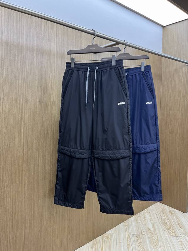 秋冬 Cd. 年秋冬新款休闲裤 时尚设计独家单品，奢华经典品牌设计，定制进口高端五金辅料制作，细节处理精致，上身效果超级无敌赞～立体Logo提升整体气质的同时，