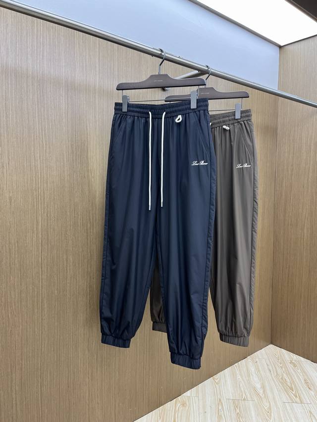 秋冬 Lp 年秋冬新款休闲裤 时尚设计独家单品，奢华经典品牌设计，定制进口高端五金辅料制作，细节处理精致，上身效果超级无敌赞～立体Logo提升整体气质的同时，品