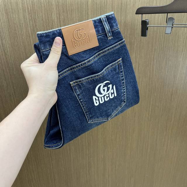 秋冬 Guc 2540秋冬新品休闲牛仔裤 官网同步发售，裤身工艺设计，进口客供辅料、面料定制，代工厂p出品免检！每个细节做到极致，原版五金配件，潮范十足、上身有