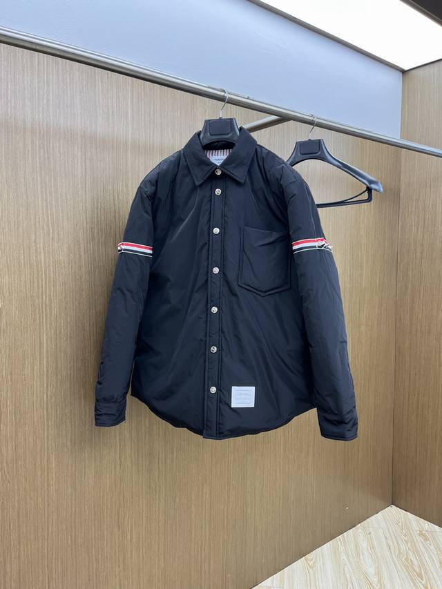 秋冬羽绒 Tb 2540秋冬新款翻领羽绒服 原版订制五金配件全进口原版定制 欢迎对比 绝对的高品质 采用顶级90白鹅绒 超柔软 充羽量蓬松饱满 超级重工 Lz面